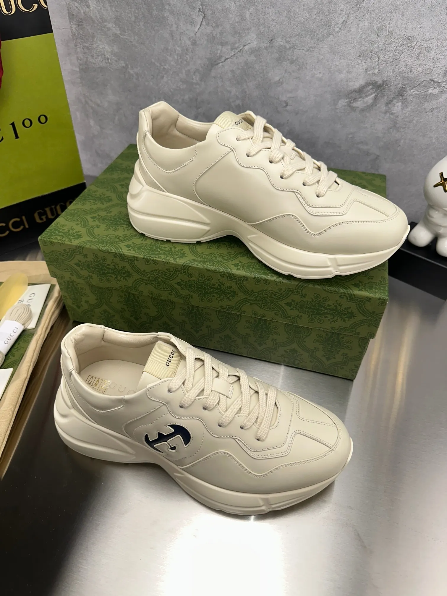 👟👟Ex-factory price👟👟Ex-factory price👟👟Ex-factory price 480👟👟Gucci~ GG couples' dad shoes have been popular in recent years; new colors are constantly updated; celebrities and Internet celebrities Live broadcasts and other events must be planted and called❤, classic fashion style, distressed leather surface, 5D drawing printing; mixed surface splicing colors, etc... Original customization (off-white eco-friendly cowhide, first layer of cowhide inside), original outsole... Shiny colorful drawings embellish the sides of the shoe body, distressed color, package production process‼ ✅ 👟👟 Size: Women’s 35~39/39~44 Men’s (Female 40. Men’s 45. Can be customized)